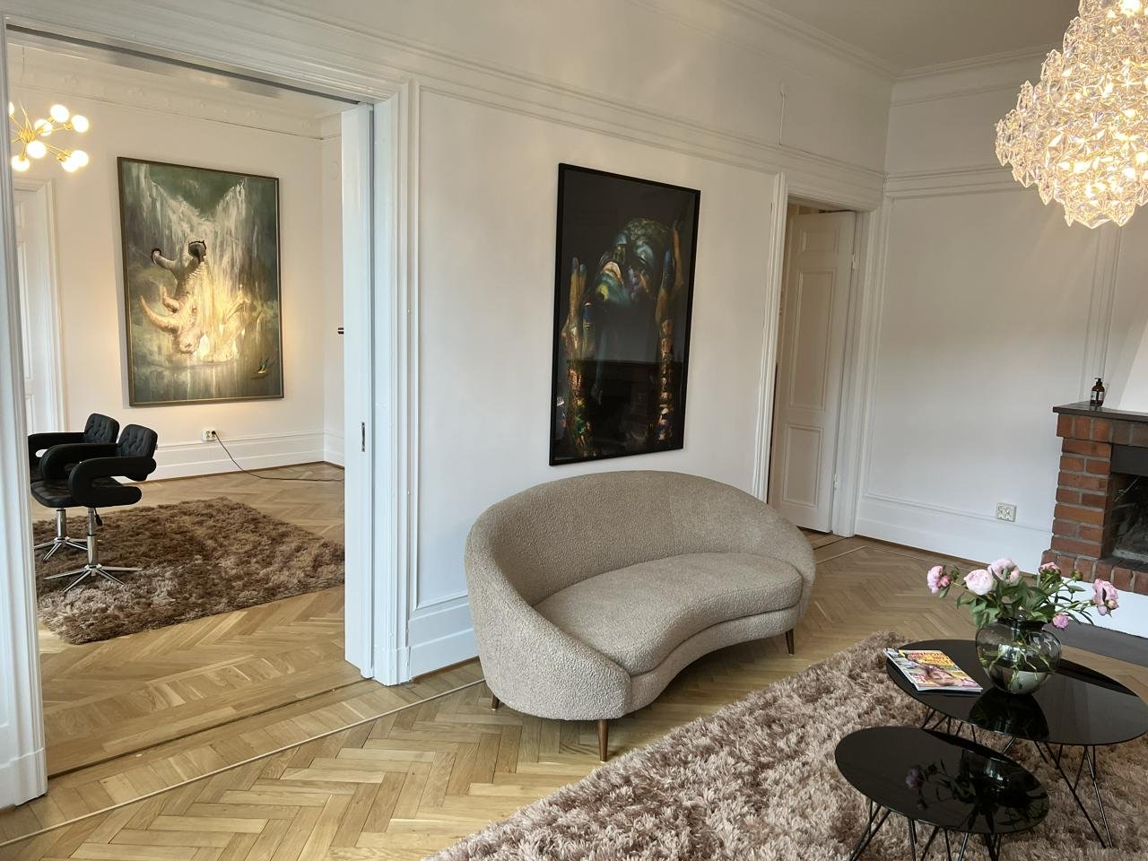 85 Kliniken waiting area